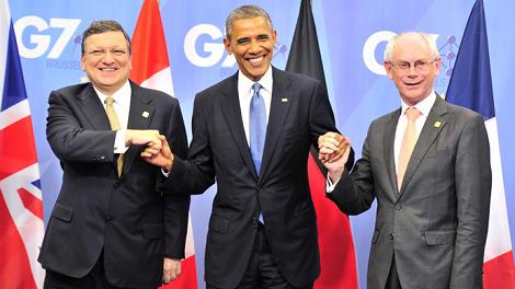 Tổng thống Obama (ở giữa) và các quan chức hàng đầu của EU