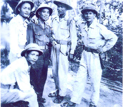 Đồng chí Nguyễn Chánh (thứ 2 từ trái sang, hàng đứng) cùng các đồng chí chỉ huy đầu tiên của Đội du kích Ba Tơ.