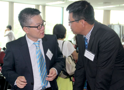 GS Ngô Bảo Châu (trái) trao đổi với các đại biểu tại hội thảo.