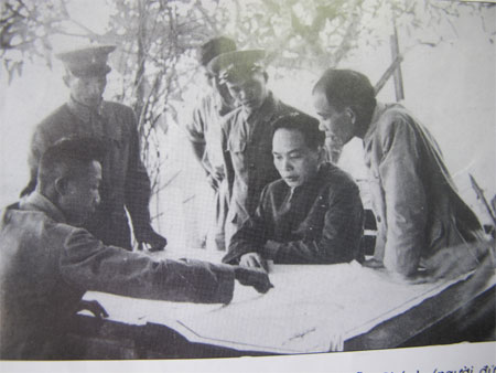 Đại tướng Võ Nguyên Giáp và đồng chí Nguyễn Chánh (đứng ngoài cùng bên phải) kiểm tra phương án SSCĐ ở một đơn vị bộ đội năm 1955. Ảnh chụp lại.