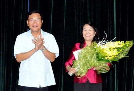  Bộ trưởng Bộ GD-ĐT chúc mừng Thứ trưởng Nguyễn Thị Nghĩa. (Ảnh: Bá Hải)