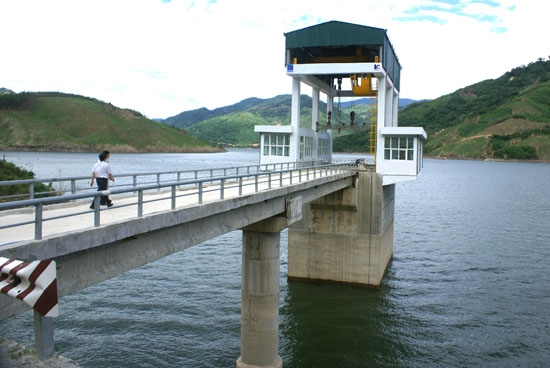 Hồ chứa nước thủy điện Đắkđrinh - Sơn Tây.