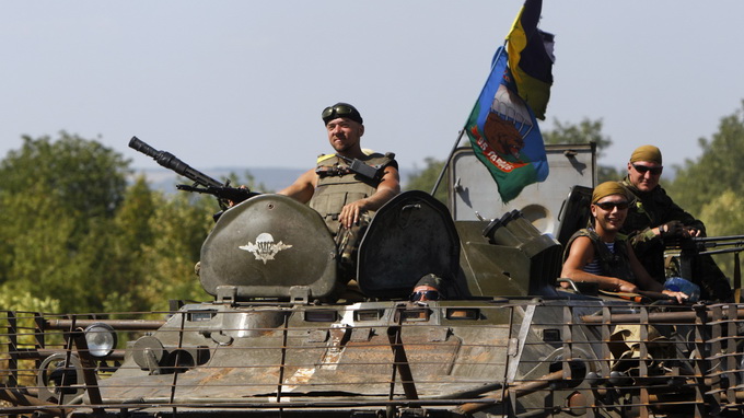 Xe quân sự Ukraine tiến đến gần Donetsk - Ảnh: Reuters