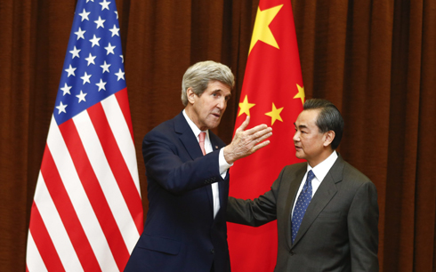 Ngoại trưởng Mỹ John Kerry gặp người đồng cấp Trung Quốc Vương Nghị tại ARF ở Myanmar.