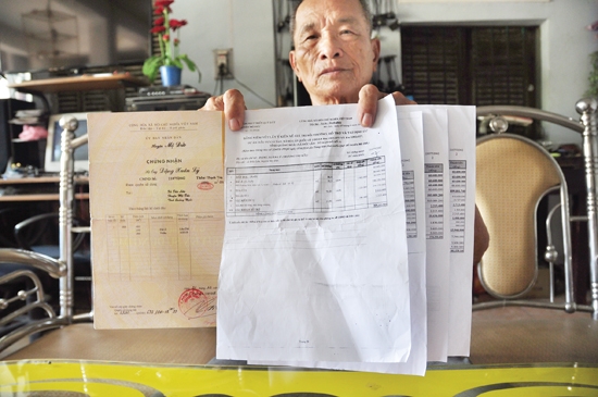 Ông Đặng Xuân Lý với bản kê chi tiết giá đền bù khác nhau trong một ngày.