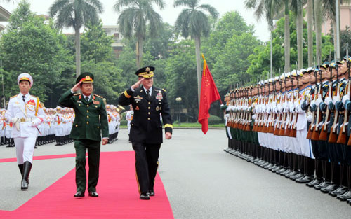 Thượng tướng Đỗ Bá Tỵ và Đại tướng Martin Dempsey duyệt đội danh dự QĐND Việt Nam (Ảnh: QĐND)