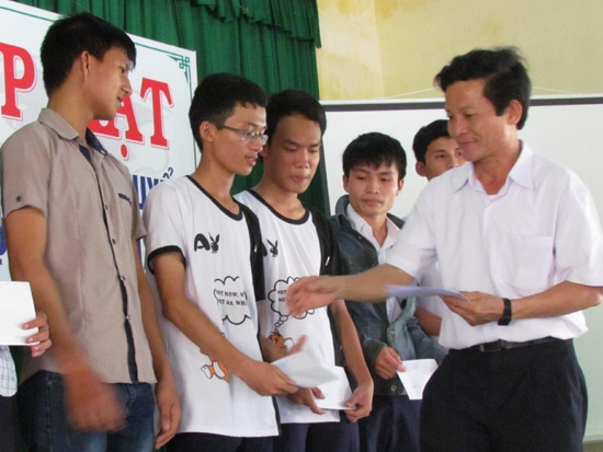 Thầy Trương Quang Dũng- Hiệu trưởng trao học bổng cho học sinh.