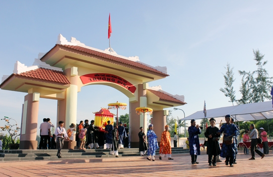 Đoàn rước lễ vào đến cổng Đền thờ Trương Định