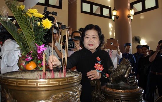 Đồng chí Trương Mỹ Hoa- Nguyên Bí thư Trung ương Đảng, Nguyên Phó Chủ tịch nước dâng hương trước bàn thờ Trương Định