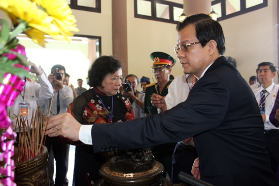 Ông Lê Hồng Quang- Phó Bí thư Tỉnh ủy Tiền Giang dâng hương tại lễ tưởng niệm