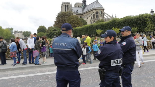 Cảnh sát ở thành phố Paris - Ảnh: Reuter