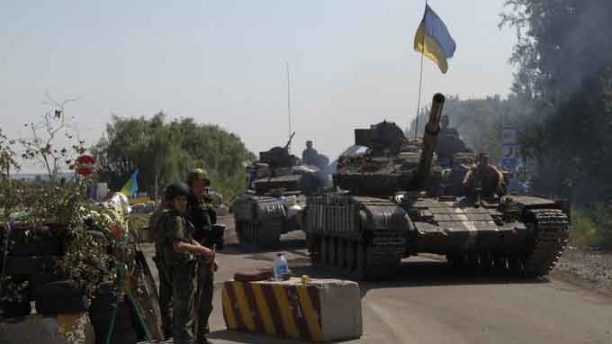 Xe tăng quân đội Ukraine ở khu vực gần thành phố Luhanks - Ảnh: Reuters