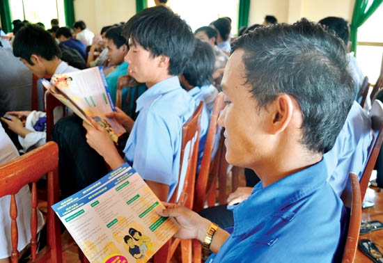 Sinh viên Trường CĐ KTCN Dung Quất đang tìm hiểu thông tin về sức khỏe sinh sản qua tờ rơi.