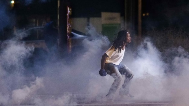 Cảnh sát dùng lựu đạn khói giải tán đám đông - Ảnh: Reuters
