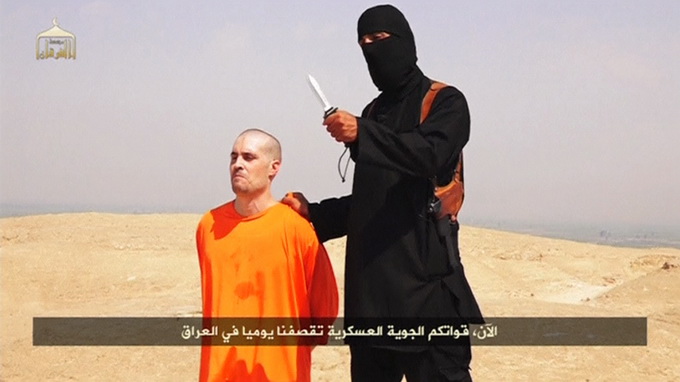 Nhà báo James Foley và gã đàn ông mặc đồ đen trong đoạn video - Ảnh: Reuters