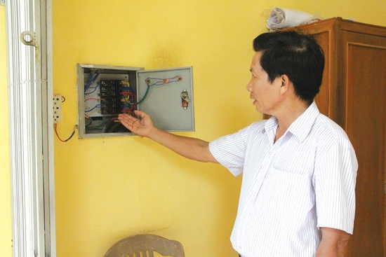 Hiệu trưởng Trường THCS Chánh Lộ Bùi Văn Tạo kiểm tra tủ điện 3 pha trong nhà trường.