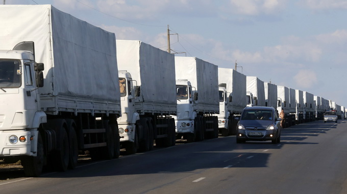 Đoàn xe cứu trợ Nga đi vào Ukraine - Ảnh: Reuters