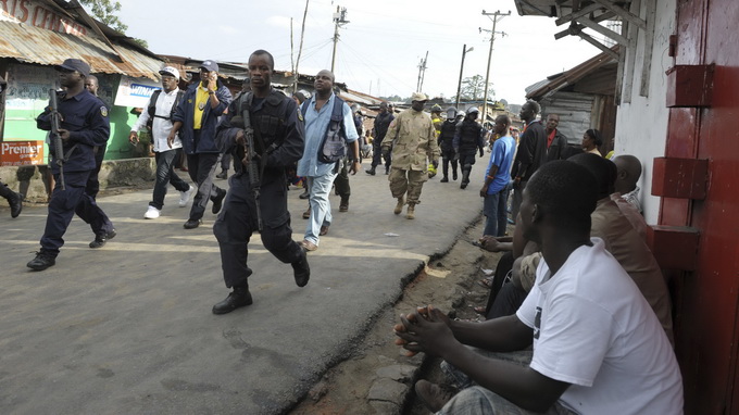 Cảnh sát Liberia tuần tra khu ổ chuột West Point ở thủ đô Monrovia sau vụ bạo động phản đối hàng rào cách ly  - Ảnh: Reuters