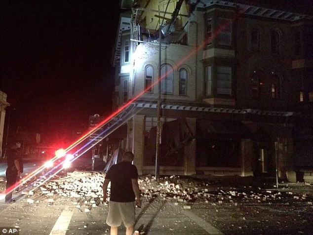 Tòa nhà ở thị trấn Napa bị sập một phần mái do tác động của cơn địa chấn. Ảnh: AP.
