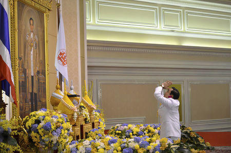 Tân Thủ tướng Thái Lan Prayuth Chan-ocha tiếp nhận thông báo phê chuẩn của Nhà Vua ngày 25/8 - Ảnh: Reuters