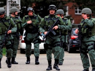 Đội chiến thuật và vũ khí đặc biệt (SWAT) của Mỹ - Ảnh: Reuters