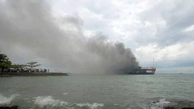 Hiện trường vụ cháy phà ở vịnh Sunda hồi năm 2011 - Ảnh: Reuters