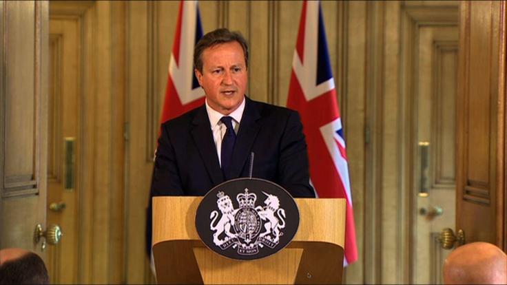 Thủ tướng Cameron phát biểu tại một cuộc họp báo ở Downing Street về nguy cơ khủng bố từ các chiến binh Hồi giáo là người Anh - Ảnh: Reuters