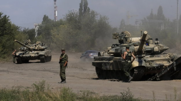  Binh sĩ và xe tăng Nga đóng tại vùng Rostov gần biên giới Ukraine - Ảnh: Reuters