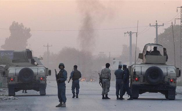 Lực lượng an ninh Afghanistan tại hiện trường một vụ đánh bom - Ảnh: Reuters