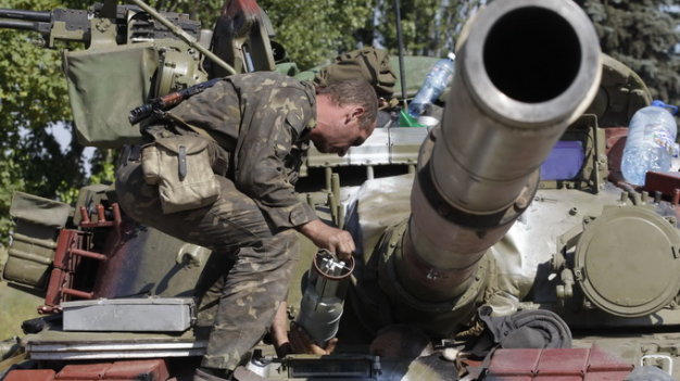  Binh sĩ Ukraine đóng tại thành phố Mariupol, nơi xảy ra giao tranh lúc đàm phán ngừng bắn diễn ra - Ảnh: Reuters