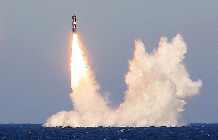 Tên lửa Bulava của Nga được phóng đi từ tàu ngầm