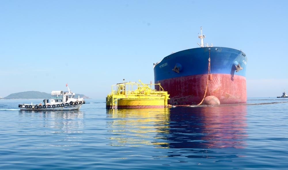 Tàu PV Trans nhập dầu thô cho Nhà máy lọc dầu Dung Quất qua phao rót dầu không bến