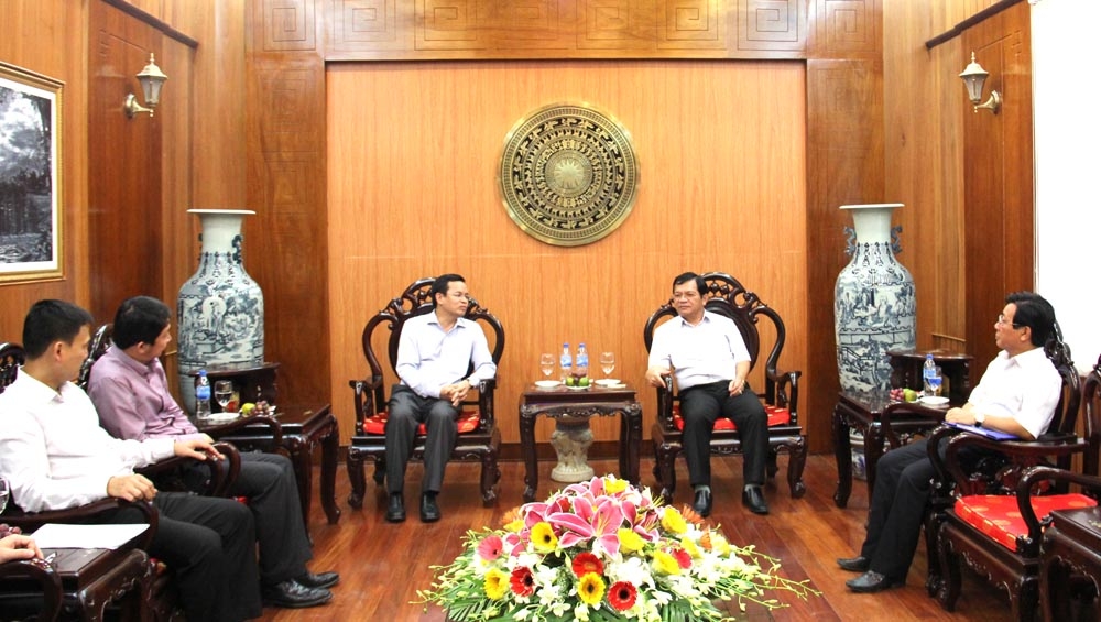 Phó Bí thư Tỉnh ủy, Chủ tịch UBND tỉnh Lê Viết Chữ (phải) tiếp và làm việc với VSIP.