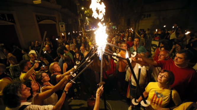 Người dân Catalonia biểu tình ở Barcelona để đòi độc lập - Ảnh: Reuters
