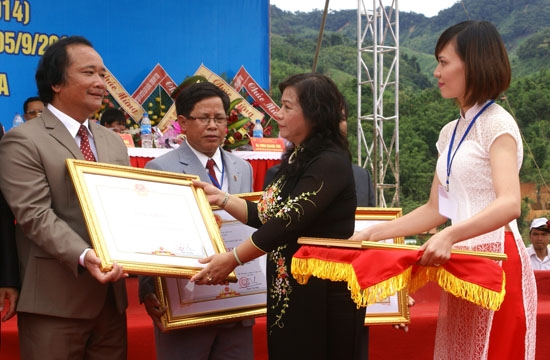 Phó Chủ tịch UBND tỉnh Đinh Thị Loan trao Bằng khen của Thủ tướng Chính phủ cho Phòng GD&ĐT huyện Sơn Tây, vì có nhiều thành tích trong công tác.