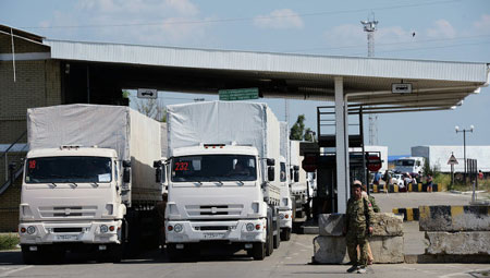 Đoàn xe tải viện trợ thứ hai của Nga được thông quan ở cửa khẩu Doneskt để hướng tới hàng ngàn người ở miền đông Ukraine.