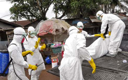 Nhân viên y tế di chuyển thi thể của người chết nghi do Ebola tại Liberia (Ảnh AP)