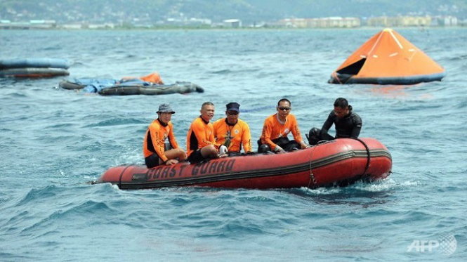 Bảo vệ bờ biển Philippines giải cứu người bị chìm phà - Ảnh: AFP