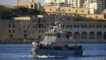 Giới chức Malta đã mở một cuộc tìm kiếm những người sống sót trên tàu đắm ở gần nước này.
