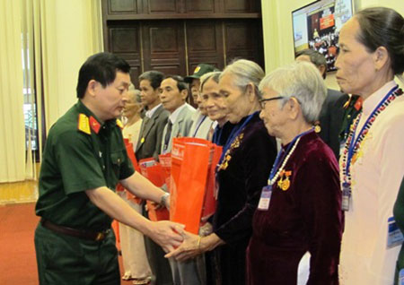  Lãnh đạo Cục Chính sách trao quà của Bộ Quốc phòng tặng các đại biểu Người có công với cách mạng  tỉnh Quảng Ngãi.
