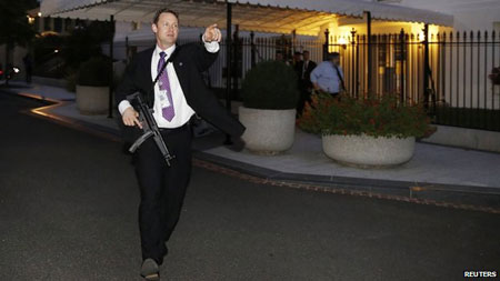  Mật vụ Mỹ phản ứng ngay sau khi thấy một kẻ nhảy qua hàng rào Nhà Trắng.