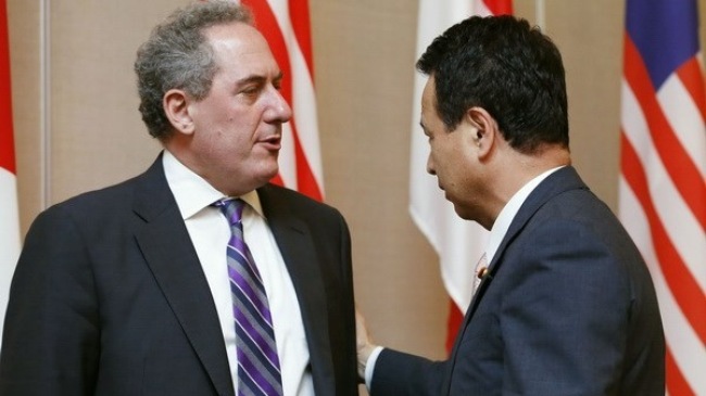 Bộ trưởng Nhật Bản phụ trách đàm phán TPP Akira Amari (phải) và Đại diện Thương mại Mỹ Michael Froman trong buổi họp báo chung ngày 20/5. (Nguồn: Kyodo)