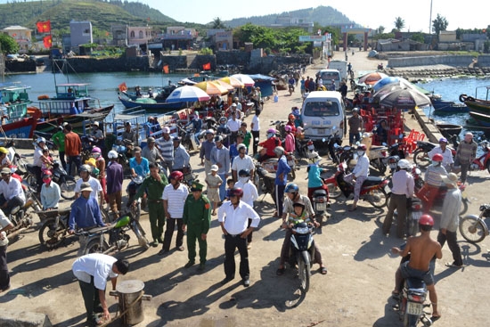 Mỗi chuyến tàu đưa khách ra vào đảo đều có mặt cán bộ chiến sĩ BĐBP Lý Sơn tham gia đảm bảo an ninh trật tự.