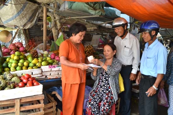 Những thành viên Đội CTTNXH xã Tịnh Hà (Sơn Tịnh) cùng với bà Thương đi quyên góp tiền ở chợ Mới để giúp những hoàn cảnh khó khăn.