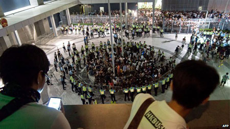  Người biểu tình chiếm sân của trụ sở chính quyền Hồng Kông tối 26/9.