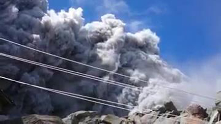 Hình ảnh khói bụi khi núi lửa phun trào