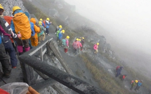  Những người leo núi tìm cách leo xuống khi núi lửa Ontake phun trào (Ảnh AP)