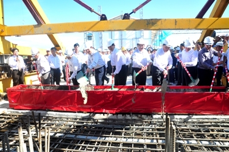  Thủ tướng Nguyễn Tấn Dũng cùng các lãnh đạo Trung ương và địa phương thực hiện nghi thức hợp long cầu Cửa Đại