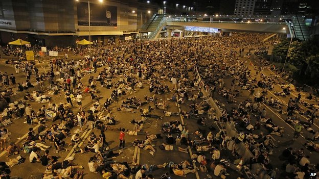 3.000 người biểu tình ở trung tâm Hong Kong - Ảnh: AP