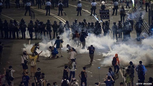 Cảnh sát Hong Kong đã sử dụng hơi cay và gậy để giải tán đám đông biểu tình - Ảnh: GI